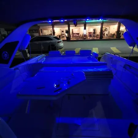 Nuit De Reve Sur Bateau Mamours Ii Habitación en casa particular *