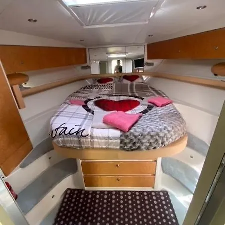 Habitación en casa particular Nuit De Reve Sur Bateau Mamours Ii Saint-Raphaël
