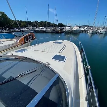 Проживание в семье Nuit De Reve Sur Bateau Mamours Ii Сен-Рафаэль