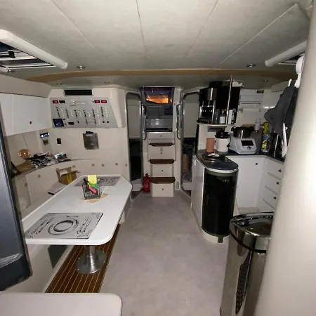 Проживание в семье Nuit De Reve Sur Bateau Mamours Ii *