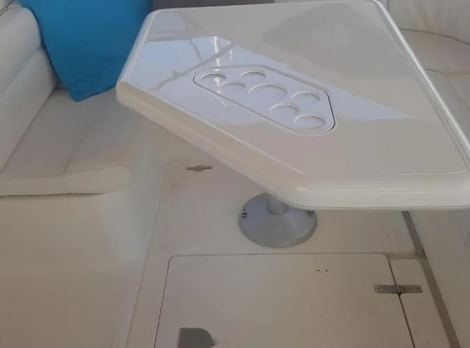 Проживание в семье Nuit De Reve Sur Bateau Mamours Ii *