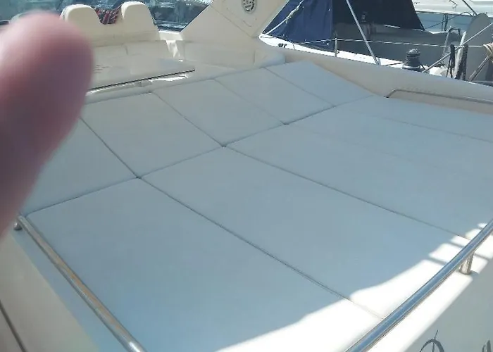 Проживание в семье Nuit De Reve Sur Bateau Mamours Ii Сен-Рафаэль