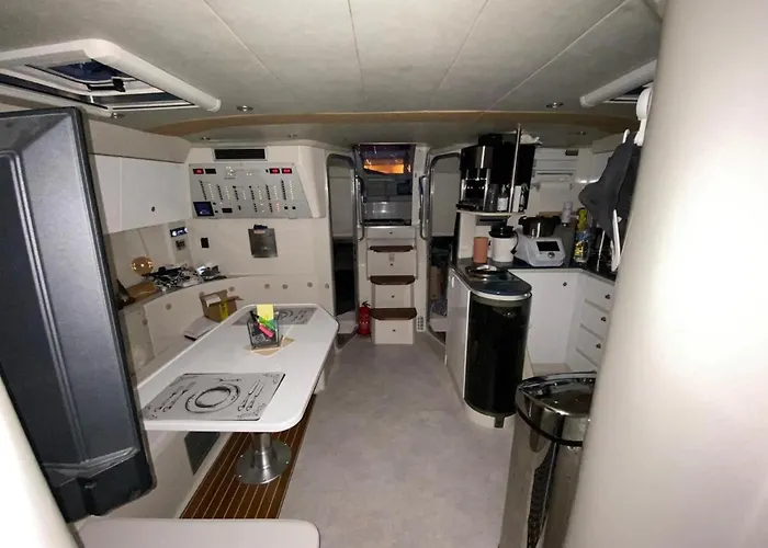 Проживание в семье Nuit De Reve Sur Bateau Mamours Ii *